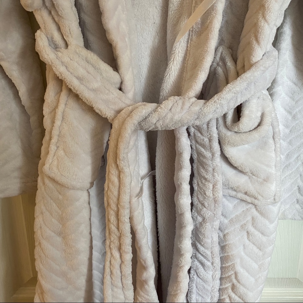 White Fluffy Bath Robe - Picture 5 of 6